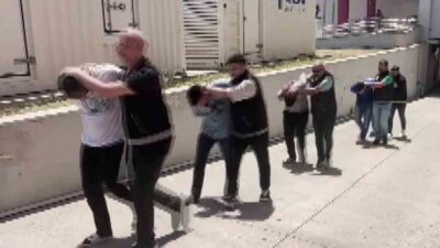 Adana’da polis ekipleri tarafından gerçekleştirilen operasyonda uyuşturucu ticareti yaptığı düşünülen