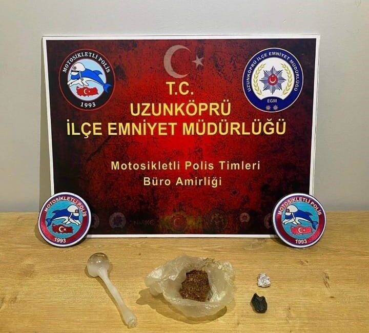 Uzunköprü ilçesinde polis ekipleri şüpheli bir aracı durdurduğunda, uyuşturucu madde