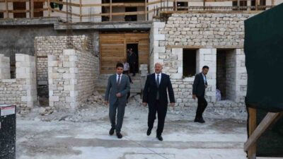 Adıyaman Valisi Abdullah Küçük, tarihî dokusuyla dikkat çeken Tuz Hanı’ndaki