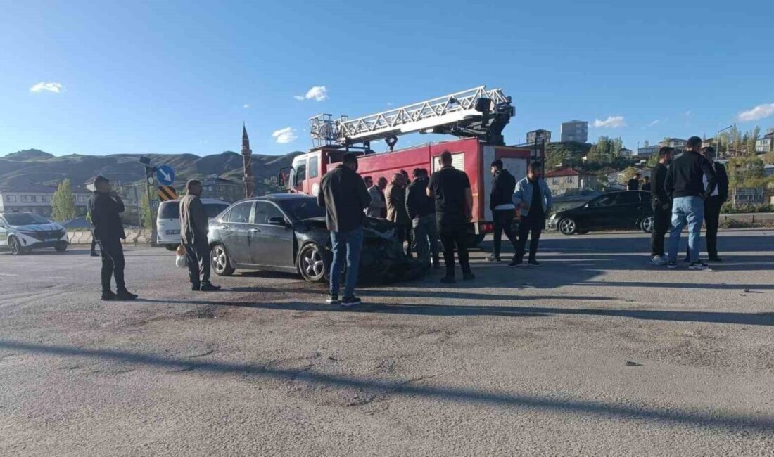 Van’ın Özalp ilçesinde meydana gelen trafik kazasında, 3 aracın karıştığı