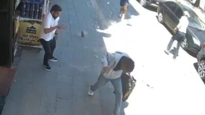 Van’da, Cumhuriyet Caddesi’nde bulunan bir binanın dış cephesinden kopan beton