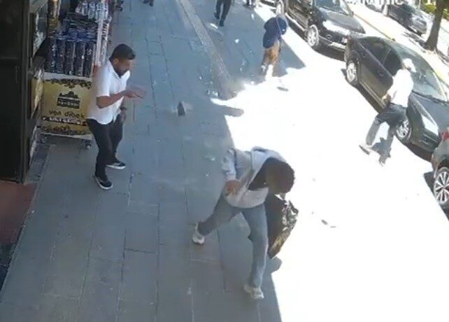 Van’da, Cumhuriyet Caddesi’nde bulunan bir binanın dış cephesinden kopan beton