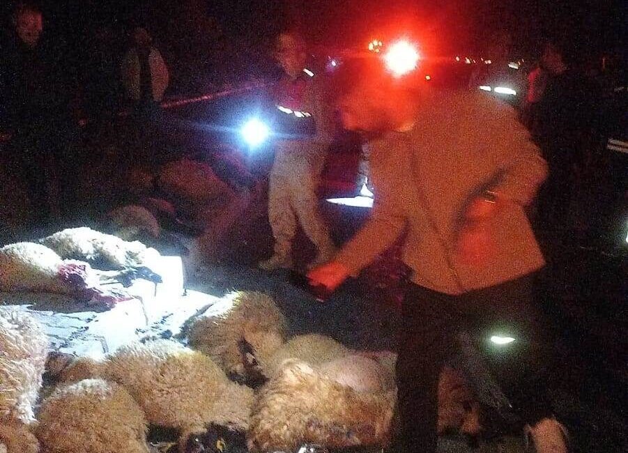 Van’ın Gürpınar ilçesinde meydana gelen bir trafik kazasında, otomobilin bir