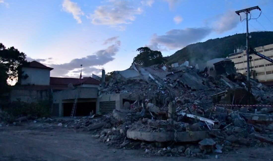 La Guaira şehrinde meydana gelen depremler sırasında enkaz altında kalan