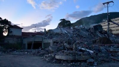 La Guaira şehrinde meydana gelen depremler sırasında enkaz altında kalan