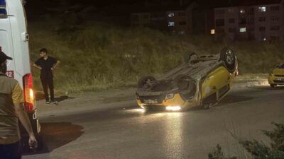 Eskişehir’de bir ticari taksi, Gültepe Mahallesi’nde virajı alamayarak ters döndü.