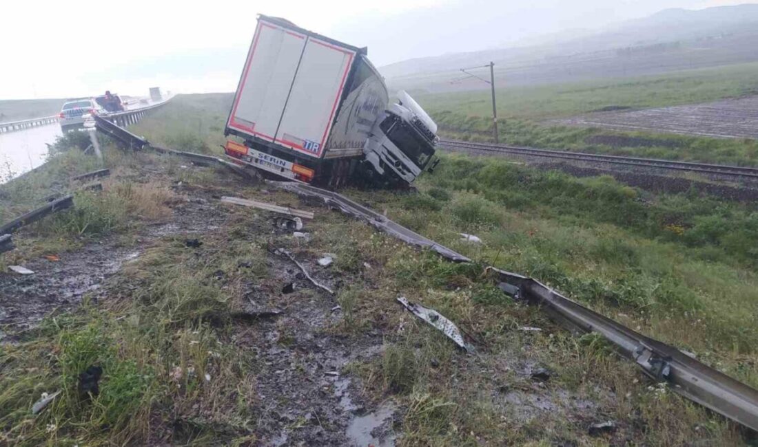 Sivas’ta şiddetli yağmurun yol açtığı bir kaza sonucunda bir tır,
