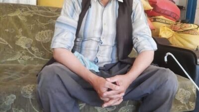 Çermik ilçesinde, kendi başına yaşayan bir yaşlı adamın evinin önündeki