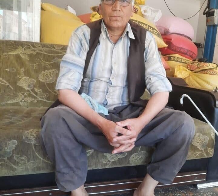 Çermik ilçesinde, kendi başına yaşayan bir yaşlı adamın evinin önündeki