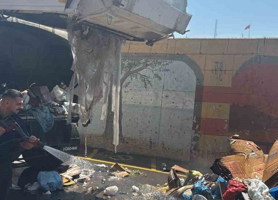 Yalova’da seyir halindeki bir çöp kamyonunda çıkan yangın, sürücü tarafından