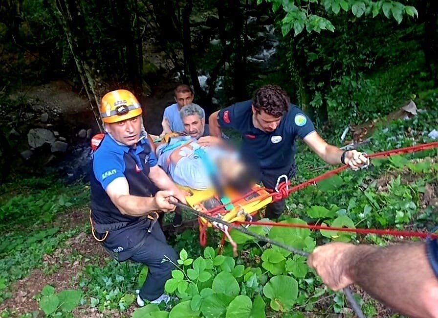 Yalova ilinin Termal ilçesinde şoförü, motosikletiyle yaklaşık 30 metre derinliğinde
