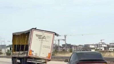 Bursa’da trafiğin akışında ilerleyen bir tırın dorsesi, yan yatmış halde