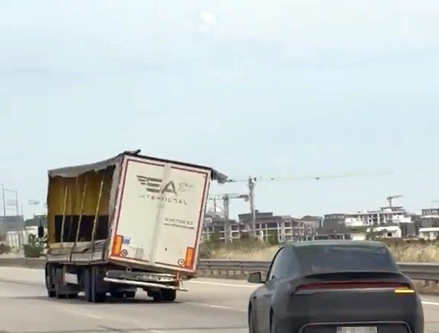 Bursa’da trafiğin akışında ilerleyen bir tırın dorsesi, yan yatmış halde