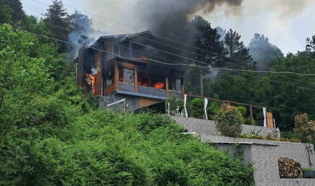 İnebolu ilçesinde meydana gelen bir yangın olayında, üç katlı bir