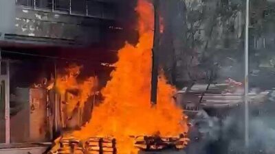 Adıyaman’da, Yeni Mahalle Sırrı Süreyya Önder Parkı yakınlarında bir binanın