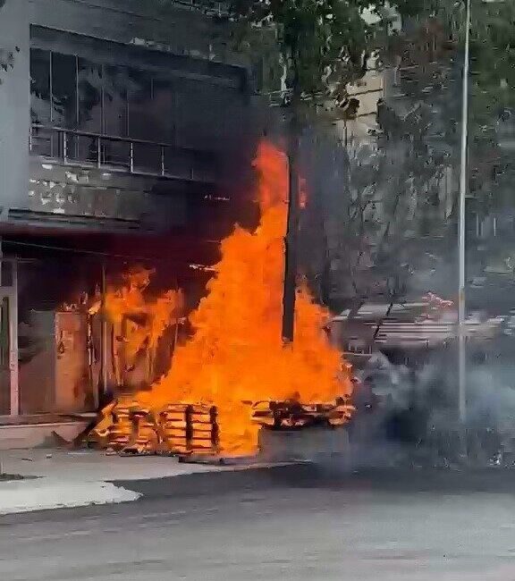 Adıyaman’da, Yeni Mahalle Sırrı Süreyya Önder Parkı yakınlarında bir binanın
