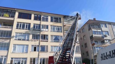 Karamürsel ilçesindeki bir apartmanın en üst katında çıkan yangında mahsur