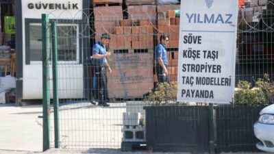 Adapazarı ilçesindeki bir yapı malzemeleri firmasında bulunan asansörün düşmesi sonucu