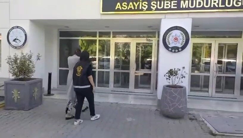 Eskişehir’de bir kadın, camiden çıkan 87 yaşındaki bir adamı kandırarak