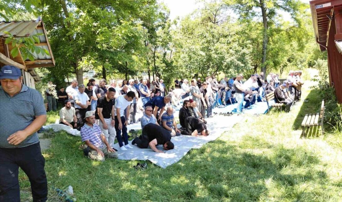 Bolu’da yardım etmek için arızalanan bir ATV’yi emniyet şeridinde tamir