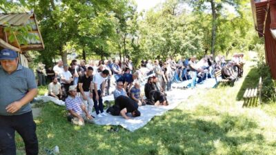 Bolu’da yardım etmek için arızalanan bir ATV’yi emniyet şeridinde tamir
