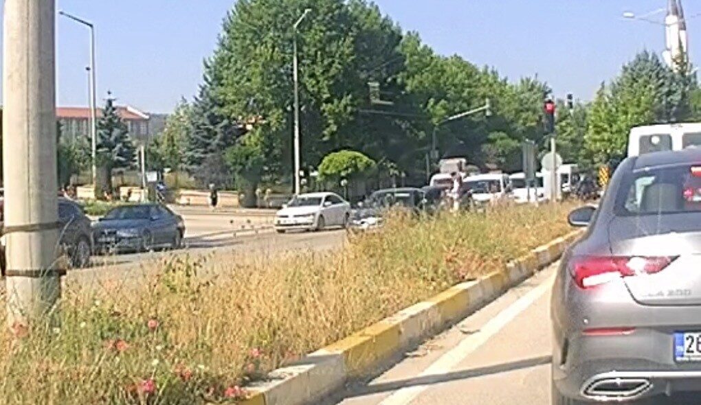 Eskişehir’de, bir yaşlı kadına yol vermek için duran otomobile başka
