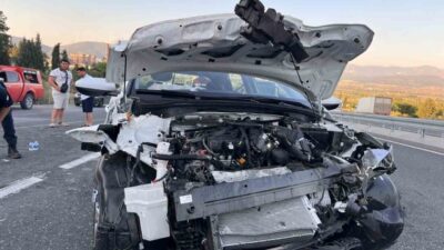 Yatağan-Milas karayolu Eskihisar Rampası’nda meydana gelen trafik kazasında bir otomobilin