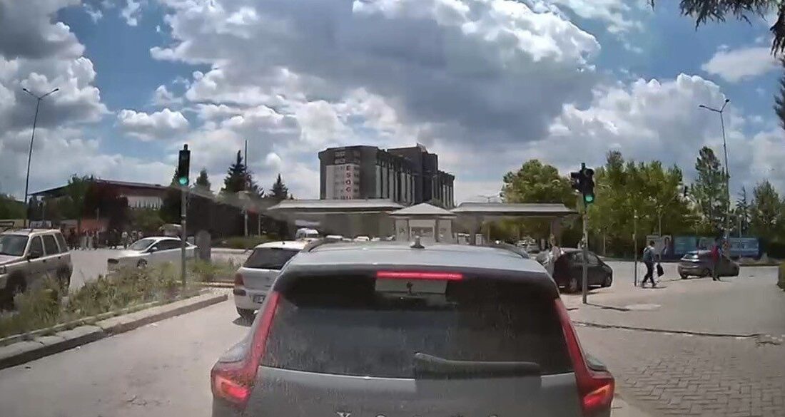 Eskişehir’de trafik akışını engelleyen ve diğer sürücüler tarafından tepki gösterilen