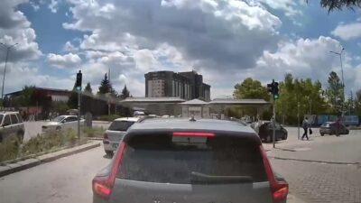 Eskişehir’de trafik akışını engelleyen ve diğer sürücüler tarafından tepki gösterilen
