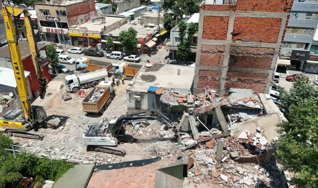 Adıyaman’ın Ulucami Mahallesi’nde, kontrollü bir şekilde yıkılan bir binadan kopan