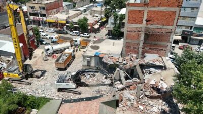 Adıyaman’ın Ulucami Mahallesi’nde, kontrollü bir şekilde yıkılan bir binadan kopan