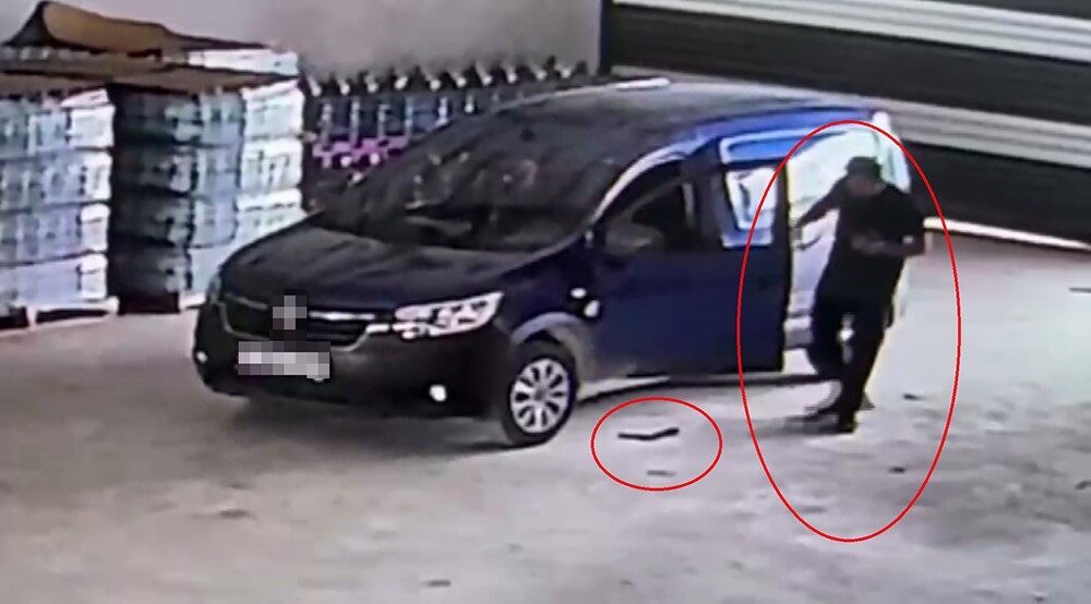 Samandağ ilçesinde bir hafif ticari araca giren bir yılanın sürücüyü