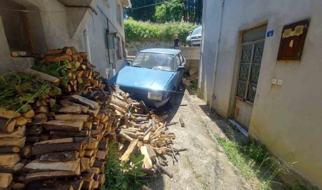 Kocaeli’de bir aracın kontrolü kaybederek yokuş aşağı inerken karşı şeritten