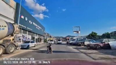 Bursa’da bir kişi, yolda düşen eşyasını almaya çalışırken trafiği tehlikeye