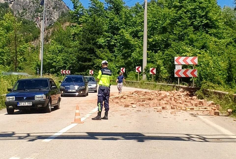 Tırdan düştüğü iddia edilen tuğlalar nedeniyle Karabük-Yenice kara yolunda ulaşım