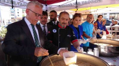Yozgat Belediyesi, geleneksel aşure dağıtımı etkinliği düzenleyerek Muharrem ayını kutladı.