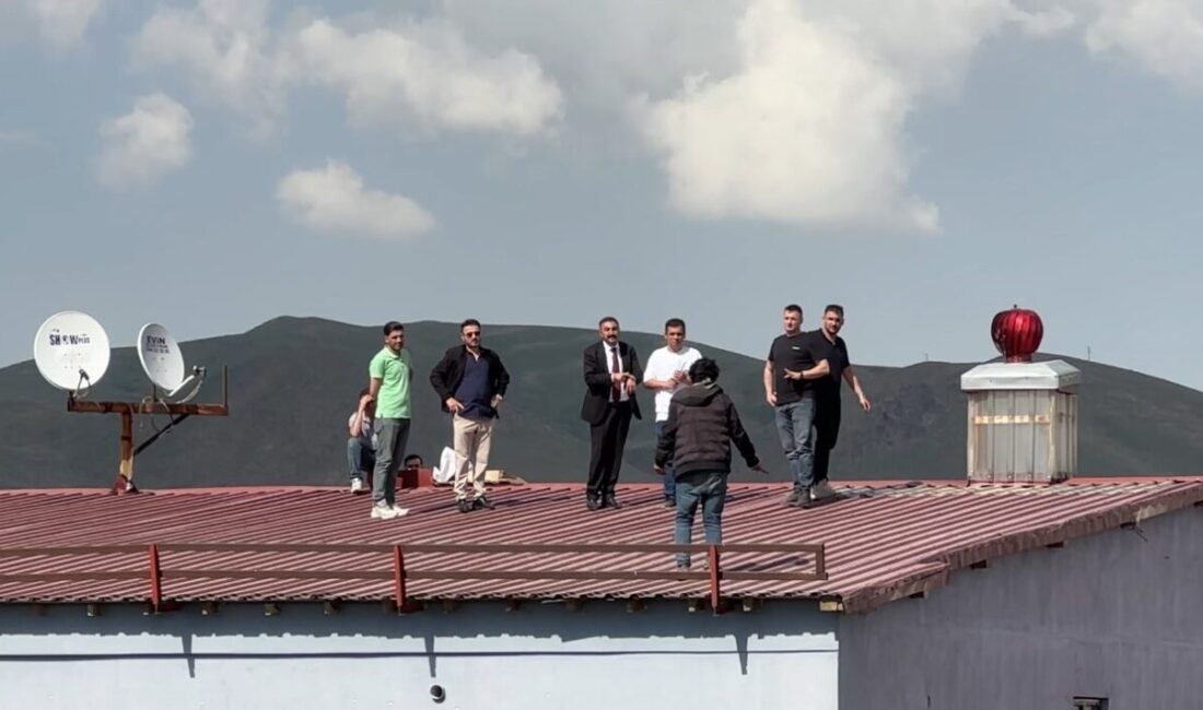 Hakkari’nin Yüksekova ilçesinde, bir gencin 5 katlı bir binanın çatısına