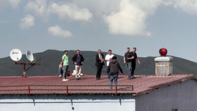 Hakkari’nin Yüksekova ilçesinde, bir gencin 5 katlı bir binanın çatısına