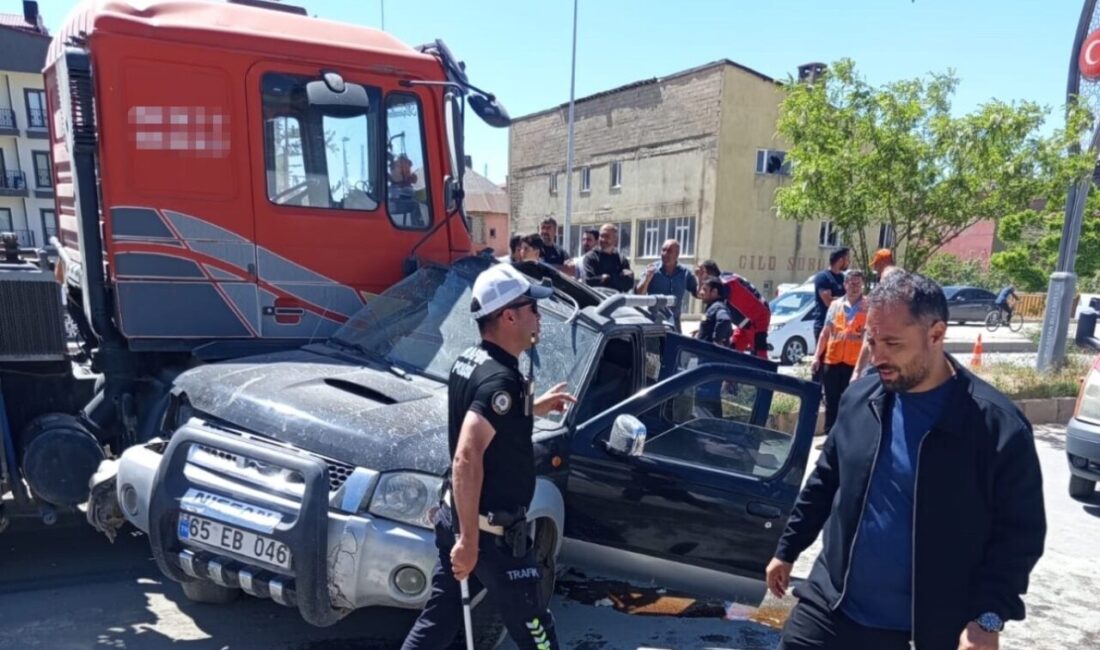 Hafif ticari aracın vincin çarpması sonucu Yüksekova ilçesinde bir kişi