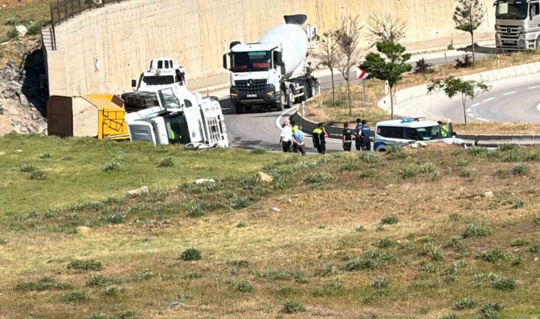 Yüksekova ilçesinde meydana gelen trafik kazasında hafriyat taşıyan bir kamyon,