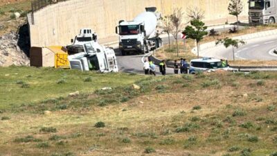 Yüksekova ilçesinde meydana gelen trafik kazasında hafriyat taşıyan bir kamyon,