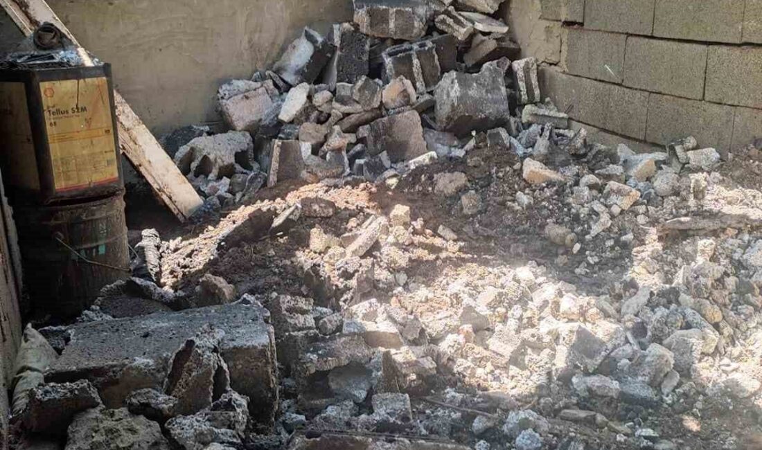 Hakkari’nin Yüksekova ilçesinde meydana gelen yangında, bir odunluk ve garajın
