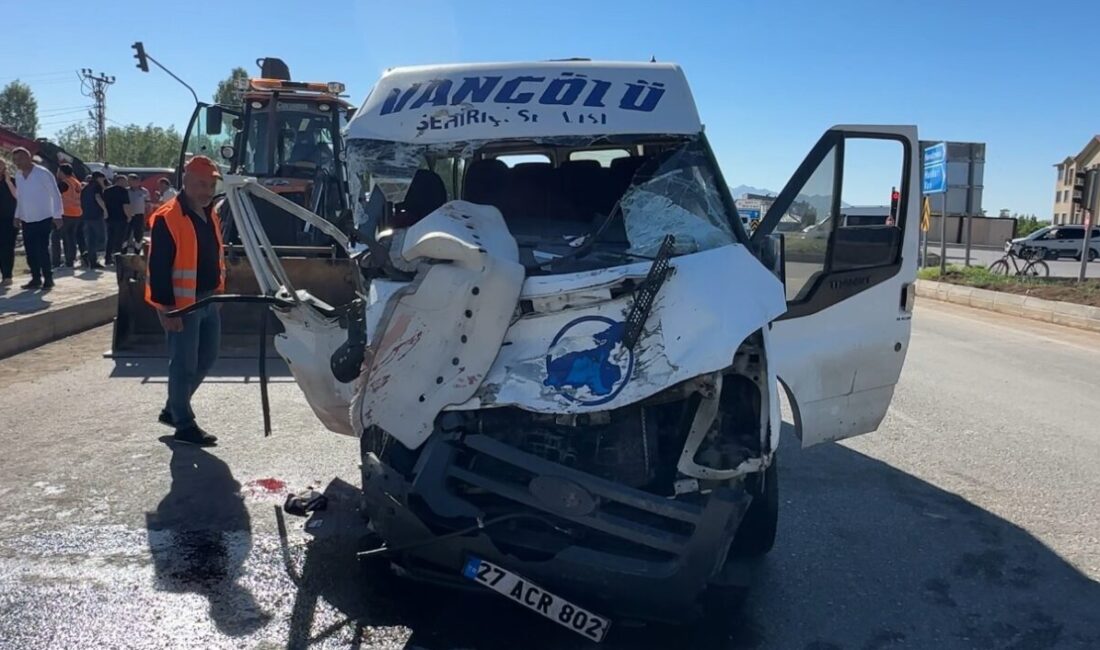 Hakkari’nin Yüksekova ilçesinde bugün sabah saatlerinde meydana gelen trafik kazasında,
