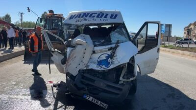 Hakkari’nin Yüksekova ilçesinde bugün sabah saatlerinde meydana gelen trafik kazasında,