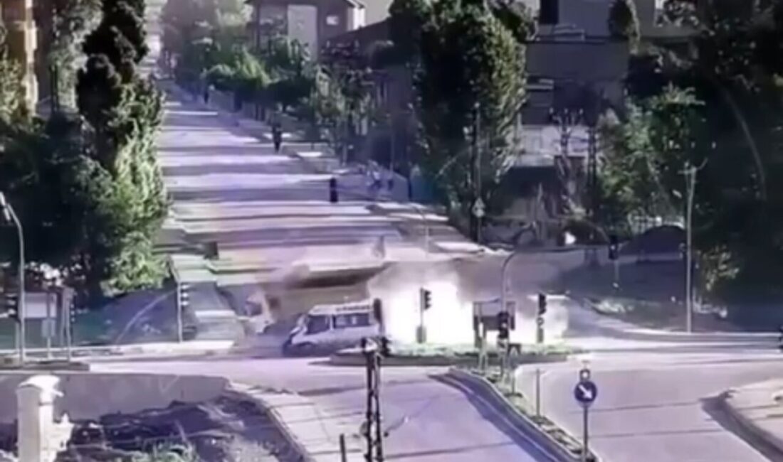 Hakkari’nin Yüksekova ilçesinde meydana gelen trafik kazasında, kamyon ile minibüsün