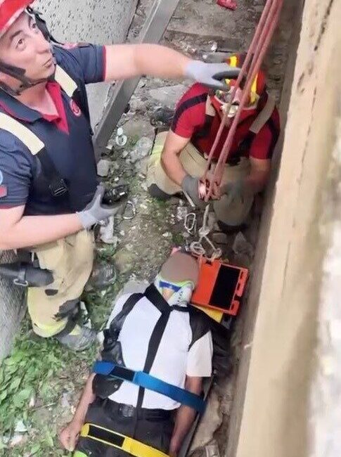 Zeytinburnu ilçesinde yaklaşık 5 metrelik bir yükseklikten düşen bir vatandaş,