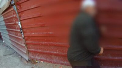 Zonguldak’ta bir yaşlı adamın, kaldırımda vatandaşların geçişini engelleyerek peçete satmaya