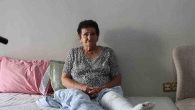 Adana’da, alkollü bir sürücü tarafından çarptıktan sonra yaralanan anne kurtulurken,