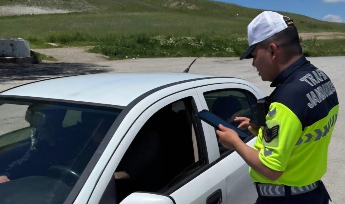 Yozgat İl Jandarma Komutanlığına bağlı trafik jandarması ekipleri, il genelinde