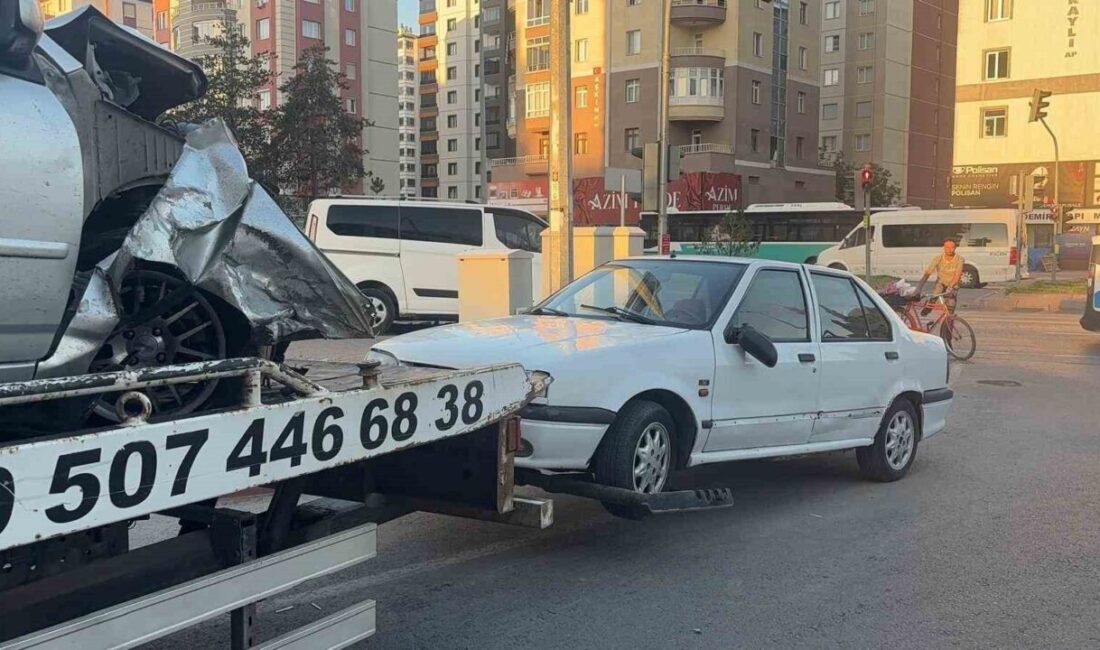 Kocasinan ilçesinde meydana gelen trafik kazasıyla ilgili polis ekipleri başka